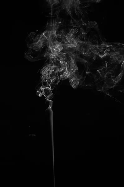 Humo abstracto se mueve sobre un fondo negro. — Foto de Stock