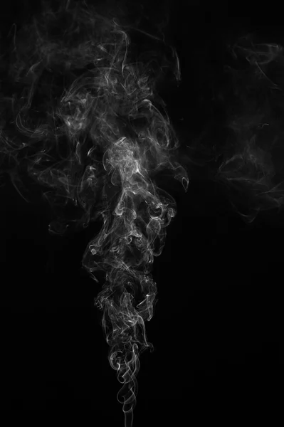 Fumaça abstrata se move sobre um fundo preto. — Fotografia de Stock