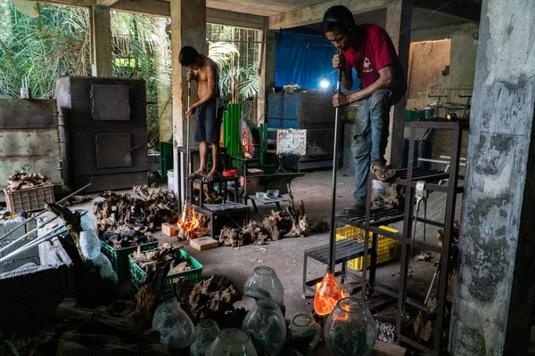 Tegalang Bali Dec 2020 Glazier Formar Varmt Glas Vilket Görs — Stockfoto