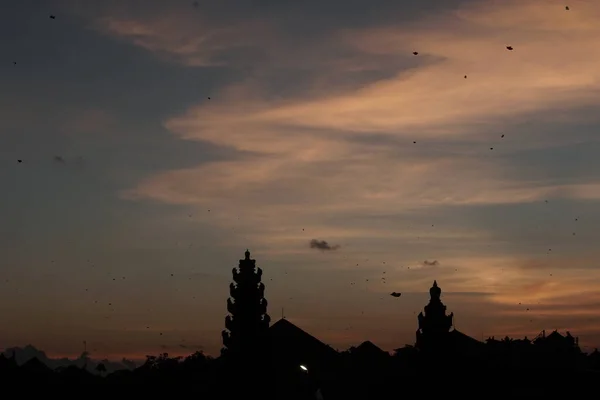 Bali Tapınak Geleneksel Bali Uçurtmaları Manzaralı Bir Yerde Güneş Batarken — Stok fotoğraf