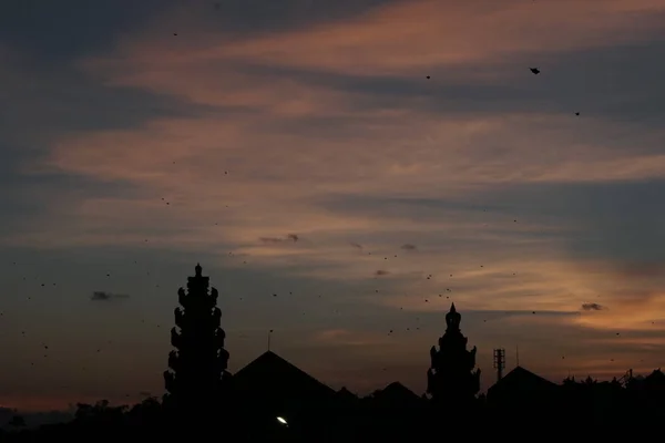 Bali Tapınak Geleneksel Bali Uçurtmaları Manzaralı Bir Yerde Güneş Batarken — Stok fotoğraf