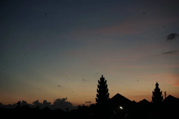 Middagsilhouet Als Zon Ondergaat Een Plek Bali Met Uitzicht Tempels — Stockfoto