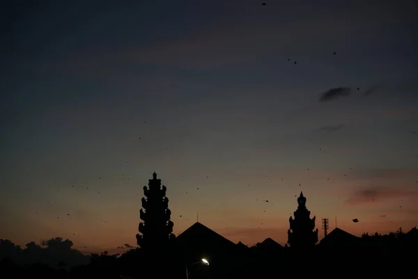 Middagsilhouet Als Zon Ondergaat Een Plek Bali Met Uitzicht Tempels — Stockfoto