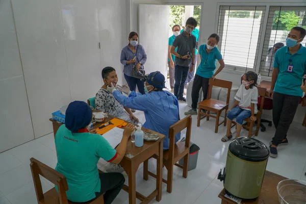 Bali Indonesia May 2021 小児患者の耳 喉を検査しているEnt医師 Covid 19パンデミックの間 Ent検査は非常に危険です なぜなら彼らはこのウイルスが感染している臓器の患者と直接接触するからです — ストック写真