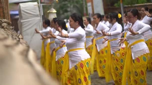 Bali Indonesia April 2021 Sierlijke Heilige Dans Genaamd Rejang Renteng — Stockvideo