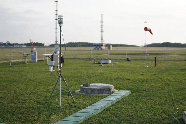 Una Estación Meteorológica Automática Portátil Encuentra Gran Jardín Meteorológico Esta —  Fotos de Stock