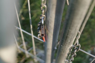 Demir kapıyı bağlayan zincirden serbest bırakılan kilit. Özgürlüğün işareti. Fotoğraf, Bokeh önplanıyla çekilmek.