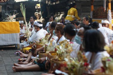 BALI, İNDONEZYA-MAY 12 2021: Covid-19 salgını zamanında Balili Hindu cemaatinin yaşamı. Dini faaliyetler, tıbbi maske takmak gibi sağlık protokollerini uygular