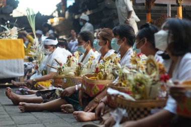 BALI, İNDONEZYA-MAY 12 2021: Covid-19 salgını zamanında Balili Hindu cemaatinin yaşamı. Dini faaliyetler, tıbbi maske takmak gibi sağlık protokollerini uygular