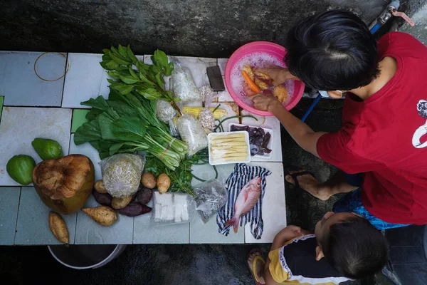 Bali Jul 2021 Mamma Och Hennes Barn Tvättar Grönsaker Fisk — Stockfoto