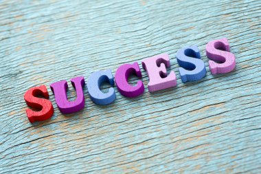 Antika ahşap arka plan üzerinde kelime başarı