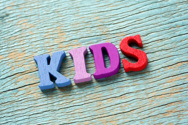 Word Kids op vintage houten achtergrond — Stockfoto