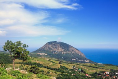 Ayu-Dag kırmızı taştan görünümünü