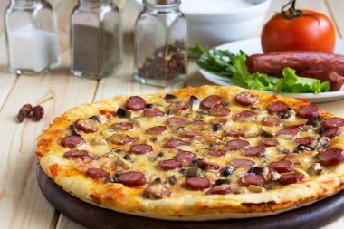 Ev yapımı Pizza avcı sosis ile