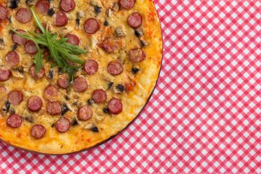 Ev yapımı Pizza avcı sosis ile