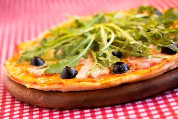 Homemade pizza with bacon, olives and arugula — Stock Photo, Image