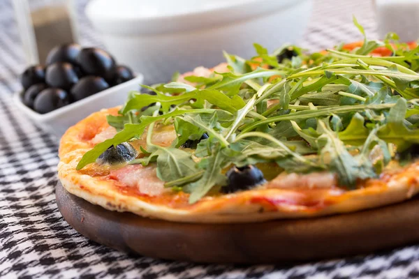 Homemade pizza with bacon, olives and arugula — Stock Photo, Image