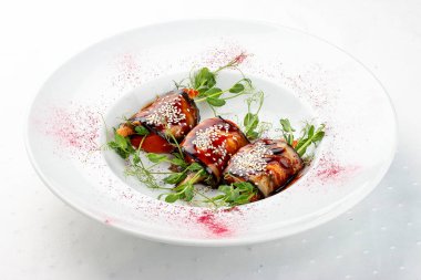 Füme yılan balığı ve domatesli patlıcan böreği.