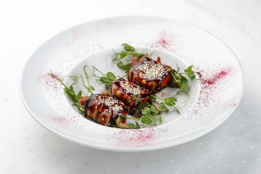 Füme yılan balığı ve domatesli patlıcan böreği.