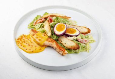 Sebze, yumurta ve kırmızı havyar soslu hindi fileto.