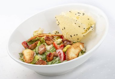 Patlıcan kremalı sebze salatası.