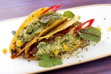 - Taco. Sığır etli mısır tortilla ve baharatlı guacamole..