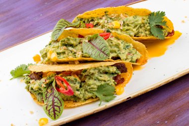 - Taco. Sığır etli mısır tortilla ve baharatlı guacamole..