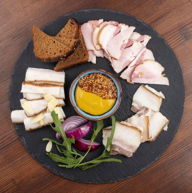 Çeşitli türde domuz yağı, sarımsak, soğan ve hardal.