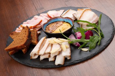 Çeşitli türde domuz yağı, sarımsak, soğan ve hardal.