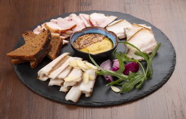 Çeşitli türde domuz yağı, sarımsak, soğan ve hardal.