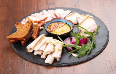 Çeşitli türde domuz yağı, sarımsak, soğan ve hardal.