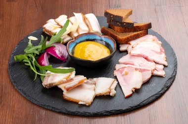 Çeşitli türde domuz yağı, sarımsak, soğan ve hardal.