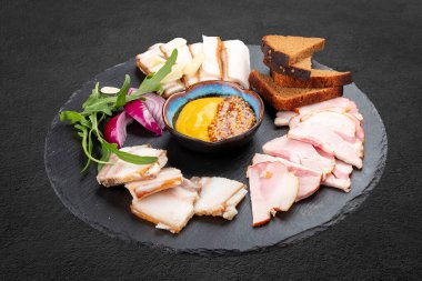 Çeşitli türde domuz yağı, sarımsak, soğan ve hardal.