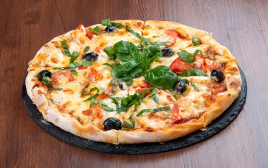 Salamlı ve basturmalı pizza, soğan ve fesleğen.