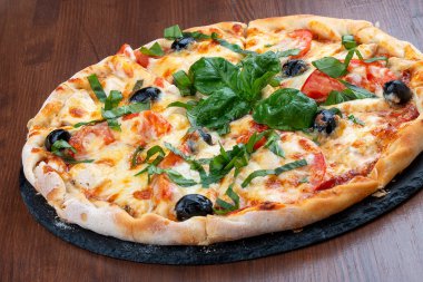 Salamlı ve basturmalı pizza, soğan ve fesleğen.
