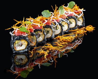 Philadelphia 'yı ton balığı ve siyah pirinçle siyah parlak bir arka planda aktar.