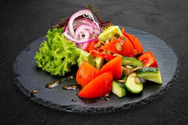 Salada Com Legumes Sementes Abóbora Uma Placa Pedra Escura — Fotografia de Stock