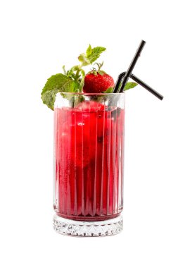 Beyaz arka planda çilekli limonata ve nane şekeri. İzole edilmiş