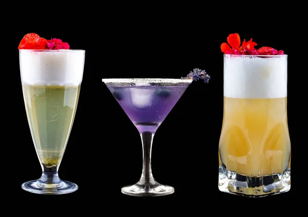 Uppsättning Färgade Cocktails Dekorerade Med Blommor Mörk Bakgrund Isolerad — Stockfoto