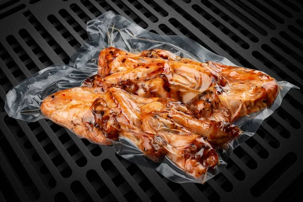 Vákuum Csomagolt Grillezett Hús Sötét Háttérrel Csirkeszárnyak Kész Vagyok Enni — Stock Fotó