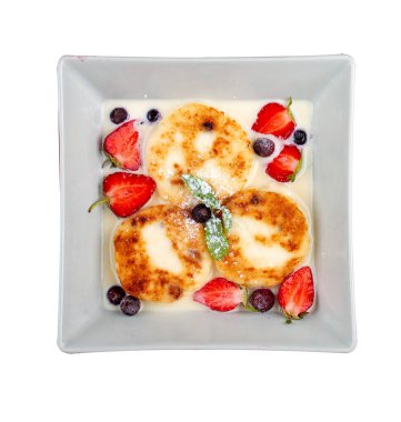 Kremalı ve çilekli peynirli kek. Beyaz bir arkaplanda