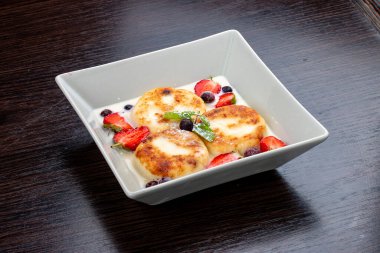 Kremalı ve çilekli peynirli kekler.