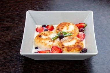 Kremalı ve çilekli peynirli kekler.