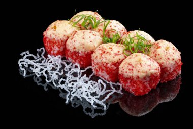 Parlak siyah arka planda ton balığı ve peynirli sıcak susam rulosu