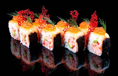 Kırmızı havyarlı Philadelphia rulosu ve parlak siyah arka planlı somon balığı