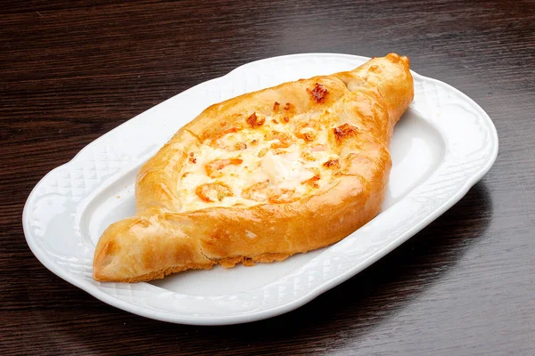 Khachapuri Com Camarão Queijo Fundo Madeira — Fotografia de Stock