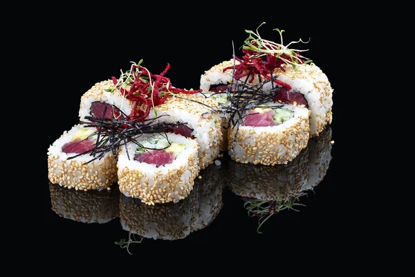 Sushi Role Tuňákem Sezamu Lesklém Černém Pozadí — Stock fotografie