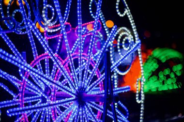 Noel süsleri ve çelenkler. Dışarıdaki çelenkler sokağı süslüyor.