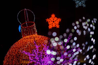 Kırmızı bir Noel topu şeklinde büyük bir sokak çelengi.