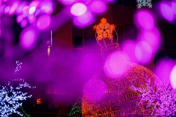 城市树上明亮的圣诞装饰品 城市的装饰 设计的基本背景是模糊的 — 图库照片